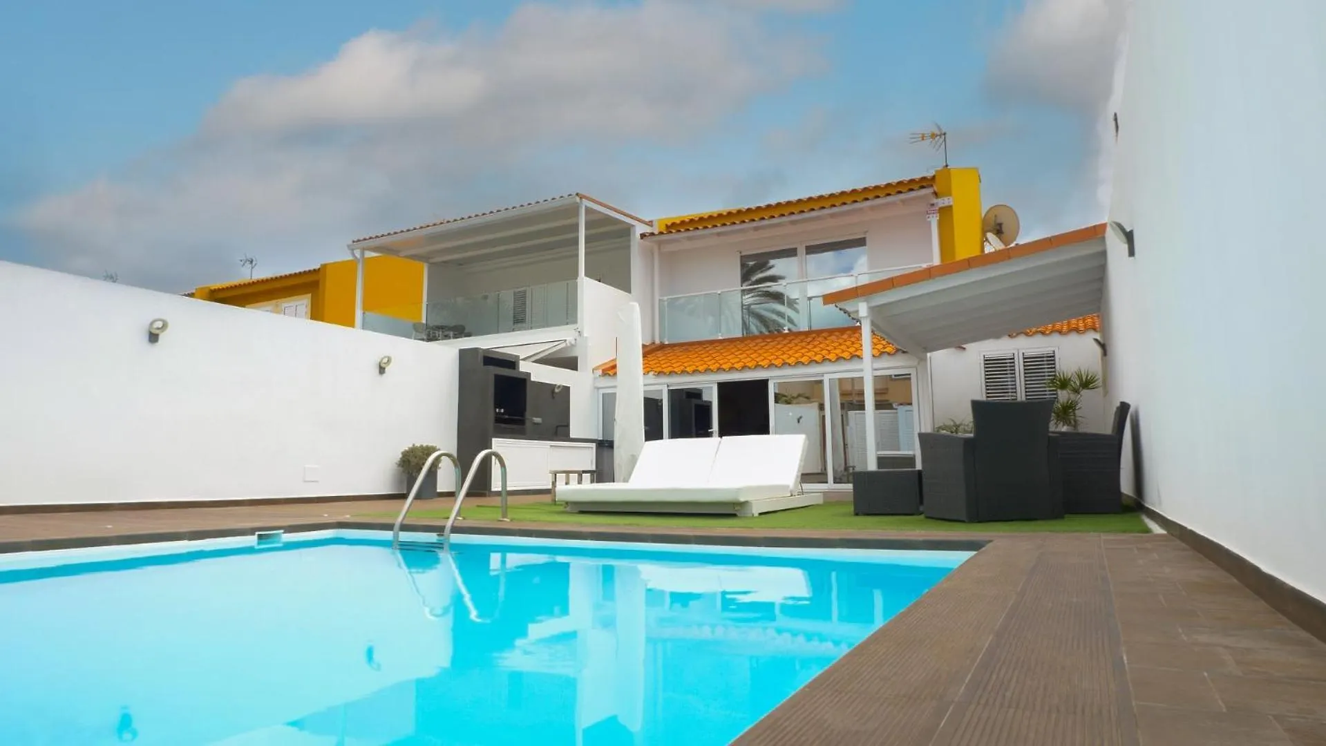 Kontakte von Villa De Lujo 3Hab, Piscina Privada Y Bbq En Sonnenland